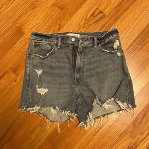 Abercrombie Curve Love High Rise 4” Mom Shorts